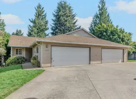 Side-by-side one story duplex in Portland, OR