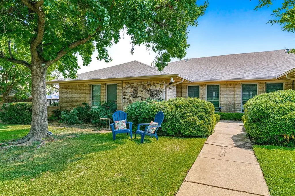 brick duplex in North Dallas, TX